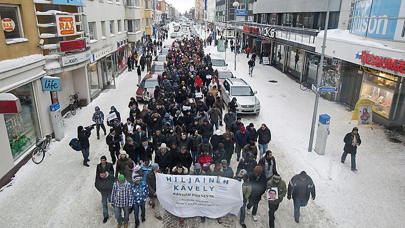Pohjois-Suomen islamilaisen yhdyskunnan organisoima Hiljainen kulkue Oulussa perjantaina 24. helmikuuta 2012. 