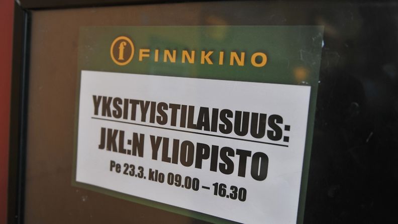 Jyväskylän yliopiston tentti jouduttiin pitämään leffateatterissa yliopiston sisäilmaongelman vuoksi. 