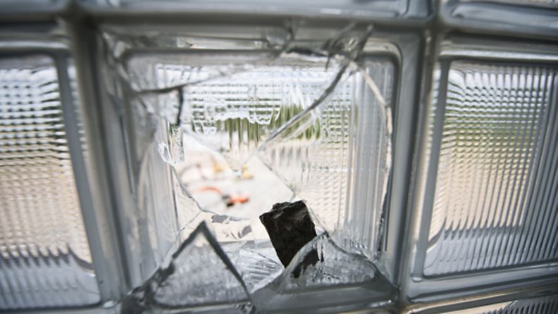 Räjähdyksen jälkiä asuintalossa Espoon Matinkylässä 3. heinäkuuta 2012. Työmaalla sattuneesta räjähdyksestä sinkoutuneet kivet rikkoivat lähirakennusten ja kauppakeskus Ison Omenan ikkunoita. Räjähdyksessä loukkaantui useita ihmisiä. 