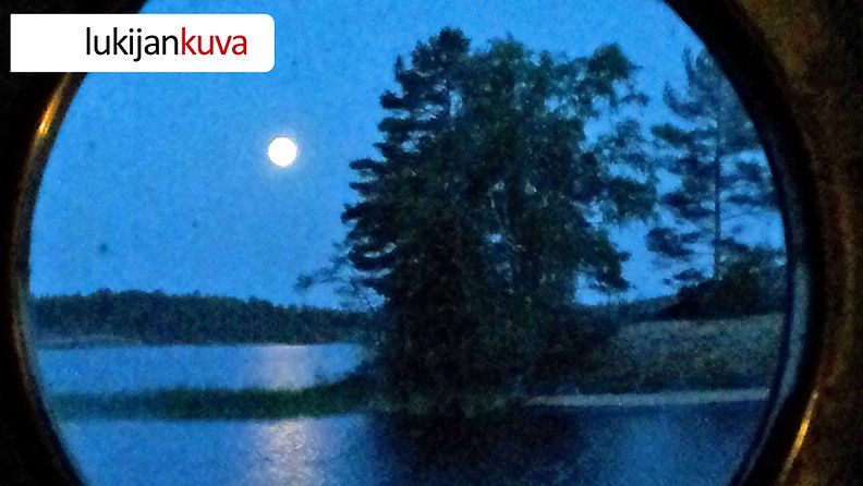 Kaija Kuisma kuvasi aatto yönä kuun höyrylaivan ikkunan läpi Laukansaaressa Saimaalla.