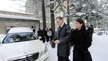 Kari Tapion pitkäaikainen yhteistyökumppani Ilkka Vainio saapui hautajaisiin vaimonsa Elina Conyersin kanssa.
