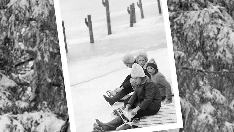 Tytöt laittavat luistimia jalkaansa laiturin reunalla meren jäällä 3. tammikuuta 1964.