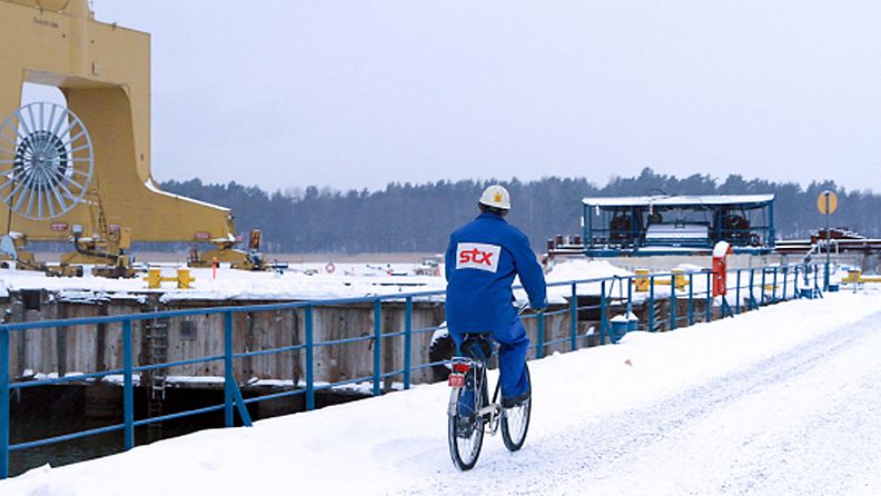 Työntekijä pyöräilee STX:n Turun-telakalla 18. joulukuuta 2012.  