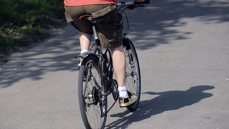 Poliisi voi sakottaa päihtyneenä ajavaa polkupyöräilijää, jos muiden tiellä liikkuvien turvallisuus vaarantuu. 