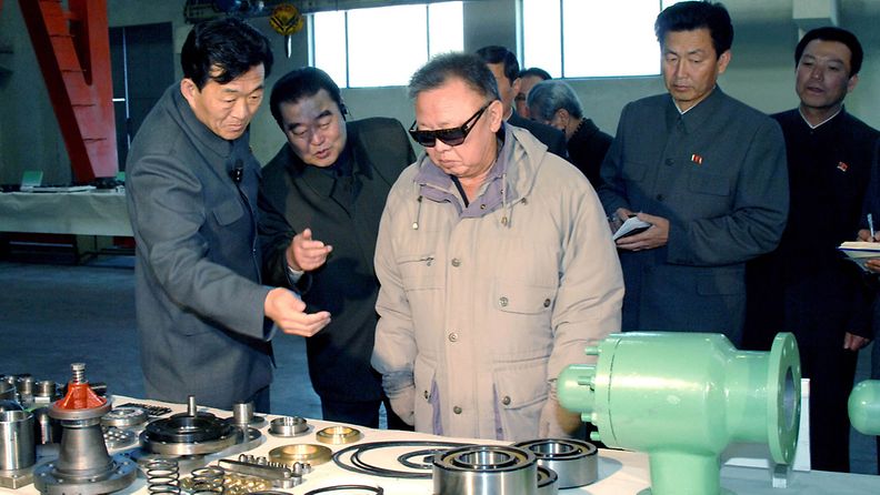 Kim Jong il tarkastuskäynnillä koneen osia valmistavassa tehtaassa Pohjois-Korean uutistoimiston huhtikuussa 2011 julkaisemassa kuvassa. K