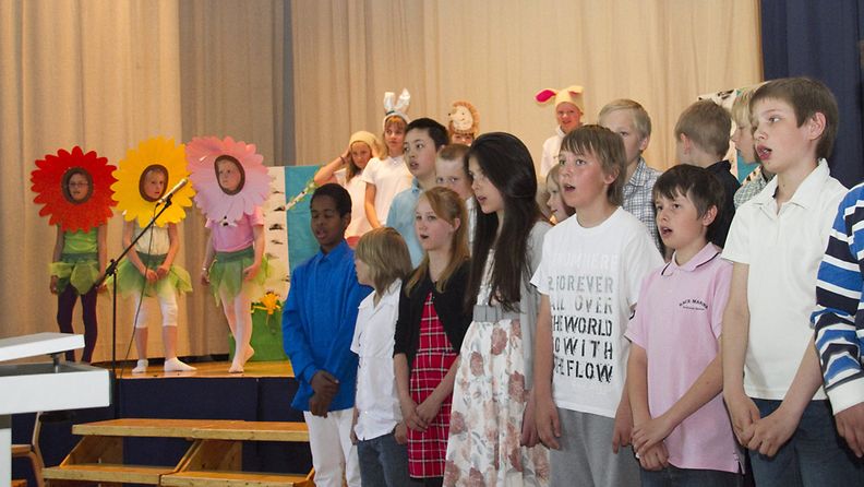 Oppilaat esittivät näytelmän Rajatorpan koulun kevätjuhlissa Vantaalla 4. kesäkuuta 2011.  