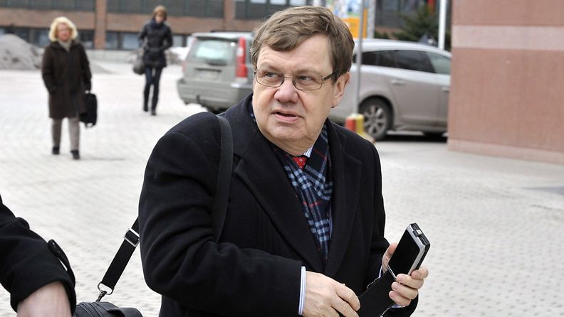 Finnairin hallituksen entinen puheenjohtaja, ministeri Christoffer Taxell saapumassa yhtiökokoukseen 28.03.2012