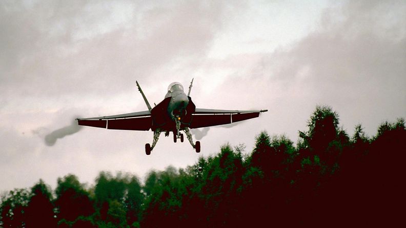 Hornet -torjuntahävittäjä kuvattuna ilmasotaharjoituksessa Lusin varalaskupaikalla. 