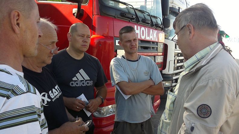 AKT:n Jukka Kauppinen (oik.) kävi jututtamassa puolalaisia kuljettajia Helsingissä VR Transpointin varikolla.