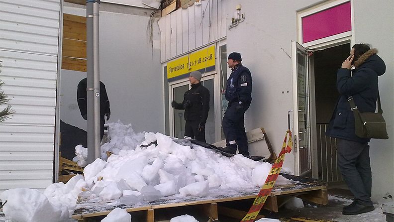 Poliisit paikalla katosrakennelman romahdettua Meri-Rastilan S-marketin edustalla, 23. maaliskuuta 2013.
