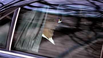 Tasavallan presidentti Sauli Niinistö siirtyy autolla Presidentinlinnaan. 