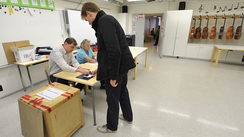 Iivisniemen koululla Espoossa äänestäjiä kävi tasaisesti heti ovien auettua.