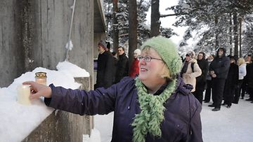 Maria Ratilainen tuli Joensuusta seuraamaan Kari Tapion siunaustilausuutta Tapiolan kirkkoon. Mari ei päässyt päässyt, mutta sytytti kynttilän suosikkilaulajansa muistolle kirkon portille. 