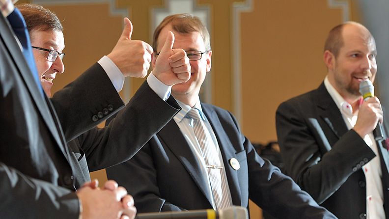 Keskustan puheenjohtajaehdokkaat Paavo Väyrynen, Juha Sipilä ja Tuomo Puumala puheenjohtajatentissä keskustan puoluevaltuuston kokouksessa Helsingissä 28. huhtikuuta 2012.