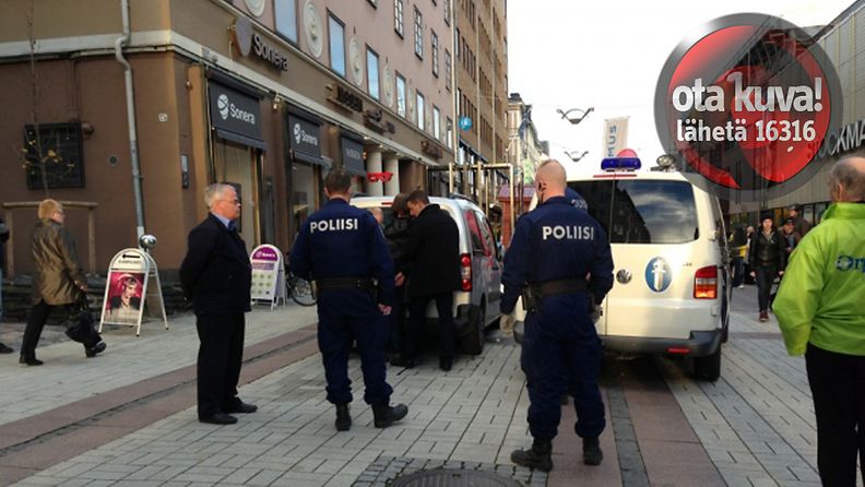 Poliisi otti kiinni pääministeri Jyrki Kataiselle veistä näyttäneen miehen Turussa 22. lokakuuta 2012.