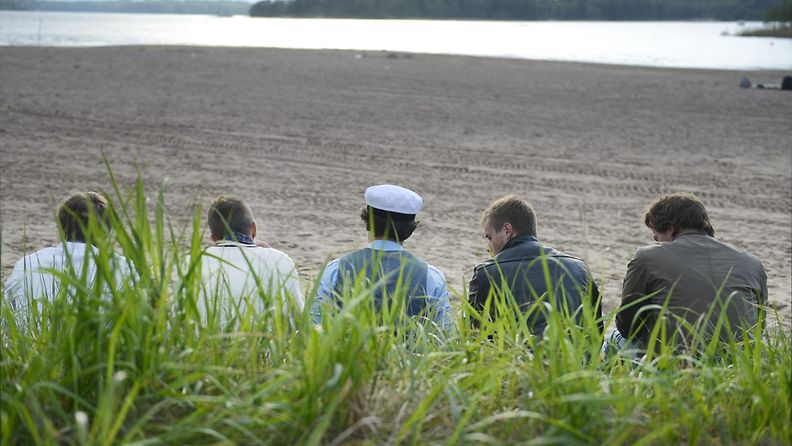 Nuoret juhlivat koulunpäättäjäisiä Hietaniemen rannalla, 31. toukokuuta 2014.
