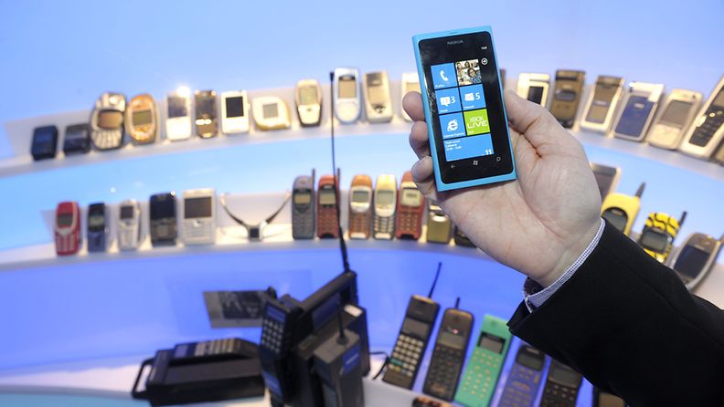 Lokakuussa Lontoossa Nokia World -tapahtumassa esitelty Nokia Lumia 800 -älypuhelin esiteltiin Espoossa Nokian tilaisuudessa keskiviikkona 11. tammikuuta 2012. Windows Phone -alustalle rakennettu puhelin saapuu Suomen markkinoille 1. helmikuuta. 