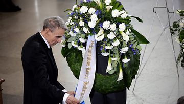 Presidentti Mauno Koivisto laskee seppeleen valtioneuvos Holkerin arkulle. 