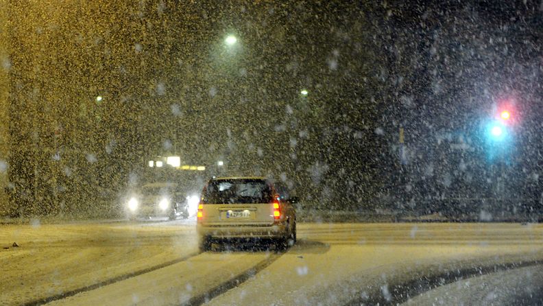  Lumisade hankaloitti liikennettä Turussa torstai-iltana 25. lokakuuta 2012.
