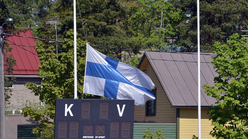 Lippu puolitangossa Tahko Pihkalan pesäpallostadiolla Hyvinkäällä 26. toukokuuta 2012. 
