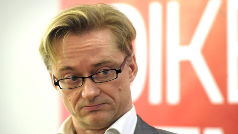 SDP:n puoluesihteerin Mikael Jungner kertoo jättävänsä tehtävänsä kesäkuussa. Syynä on SDP:n Paavo Lipposen heikko menestys presidentinvaaleissa. Kuva: Lehtikuva. 