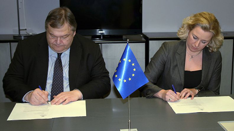 Kreikan valtiovarainministeri Evangelos Venizelos (vas.) ja Suomen valtiovarainministeri Jutta Urpilainen allekirjoittavat sopimuksen Kreikan vakuuksista Brysselissä 20. helmikuuta 2012 .