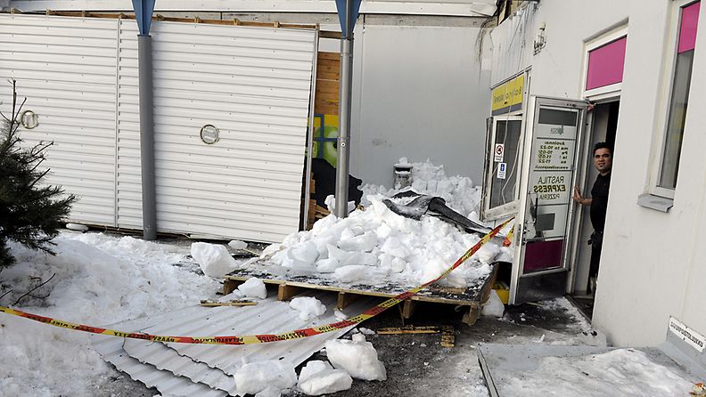 Katosrakennelma Meri-Rastilan S-marketin edustalla romahti, 23. maaliskuuta 2013.