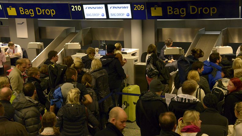 Matkustajia Helsinki-Vantaan lentokentällä 27. joulukuuta 2012. 
