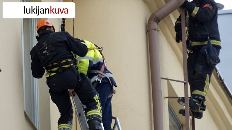 Helsinkiläisen talon katolla työskennellyt lumenpudottaja putosi räystään reunan yli 28.12.2012. 
