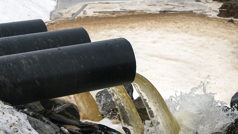 Kaivosyhtiö tyhjentää välivarastojen vedet uuteen varoaltaaseen Talvivaaran kaivoksella maanantaina 12. marraskuuta 2012.