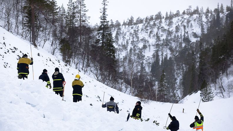 Mahdollisia lumivyöryn uhreja etsitään Pyhätunturin hiihtokeskuksen lähellä sijaitsevasta Isokurusta 11. maaliskuuta 2012. Lumivyöryalueelta ei löytynyt uhreja. 
