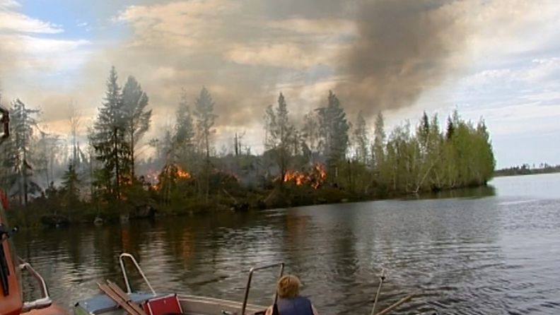 Kokonainen saari poltettiin Konnevedellä 25. toukokuuta 2012.