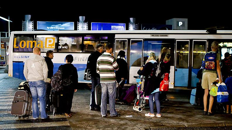 Bulgariasta saapuneita Suomalaisturisteja jonottaa lentokenttäbussiin Helsinki-Vantaalle tiistain vastaisena yönä.