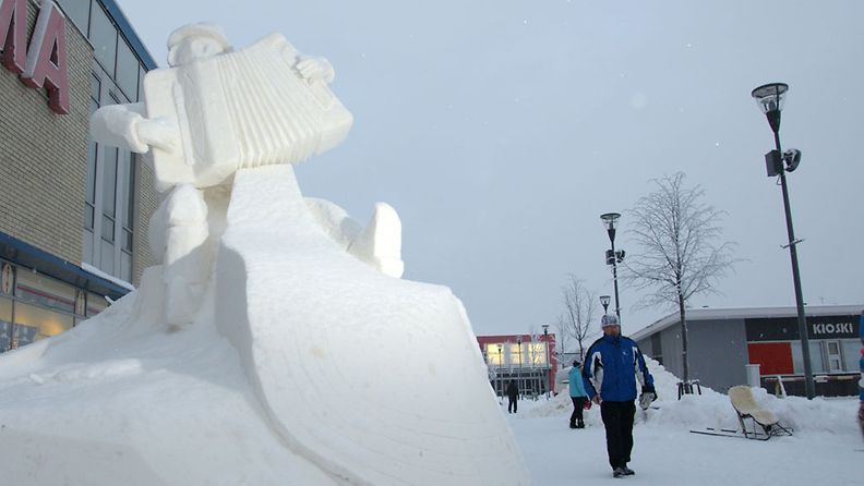 Taidesarjan voittaja Kemin lumiveistosten SM-kisoissa.