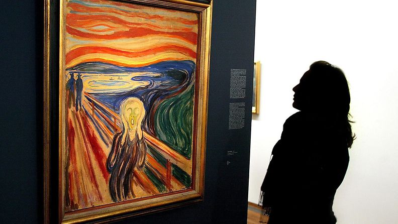 Turisti katselee yhtä Edvard Munchin Huuto-maalauksen versioista.