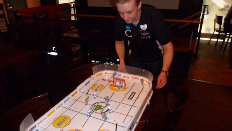 Sports Academyn ravintolajohtaja Pekka Lavikainen näyttää mallia, miten pöytälätkää pelataan.