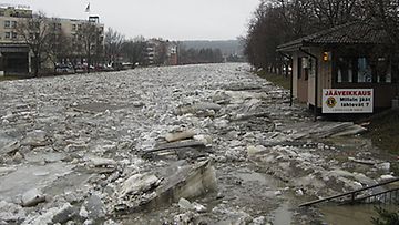 Uskelanjoen vedenpinnan nousu on tuonut tulvan Salon keskustaan 4.4.2010. (Kuvaaja: Tina Kesälä) 