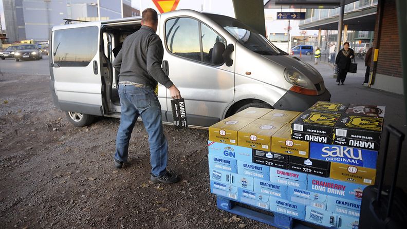 Virosta tuotua alkoholia lastataan autoihin länsisatamassa Helsingissä lauantaina 29. lokakuuta 2011.