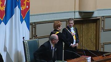 Presidentti Tarja Halonen vinkkaa assistentilleen.
