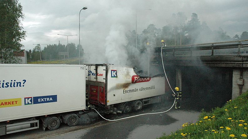 Siltaan törmännyt rekka syttyi palamaan Oulussa 8.6.2012. 