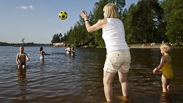Palloa pelataan kahluusyvyydessä lämpimässä kesäsäässä Lappeenrannassa 4. kesäkuuta 2014.