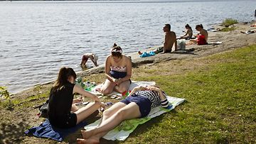  Ihmiset nauttivat lämpimästä kesäsäästä Lappeenrannassa 4. kesäkuuta 2014.