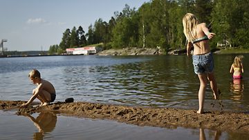 Lapset leikkivät veden äärellä lämpimässä kesäsäässä Lappeenrannassa 4. kesäkuuta 2014.