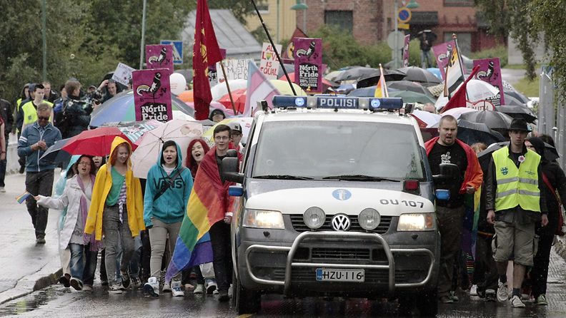  Pride-kulkue etenee poliisisaatossa sateisessa Oulussa 21. heinäkuuta 2012. Toissa päivänä Oulussa tehtiin kaasusumutinisku tilaisuuteen, joka oli North Pride -tapahtuman oheisohjelmaa. 
