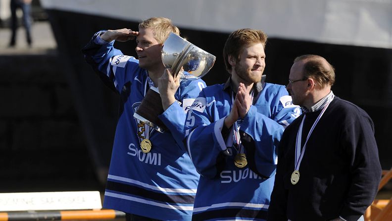 Leijonien kapteeni Mikko Koivu, maalivahti Teemu Lassila ja joukkueen hieroja Jussi Luomo esittelivät MM-pokaalia Turussa 20.5.2011.