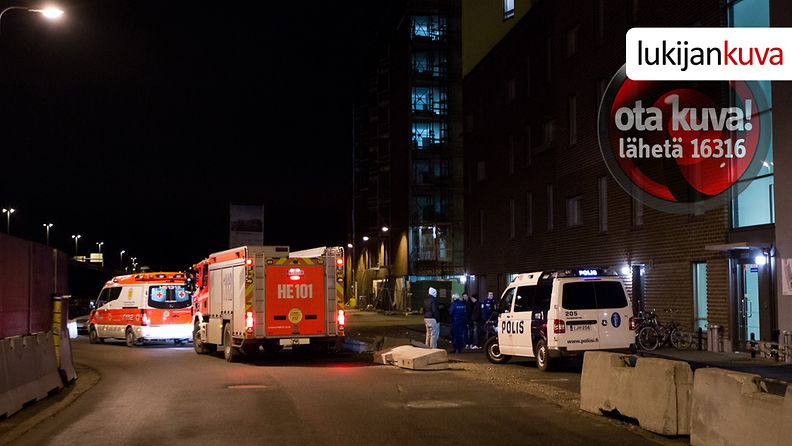 Helsingissä sattui yöllä erikoinen onnettomuus, jossa mies jäi jumiin betoniporsaan alle.