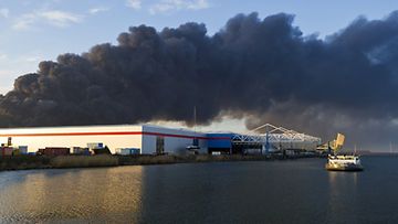 Suuri teollisuuspalo riehuu lähellä Rotterdamia. Kuva: EPA