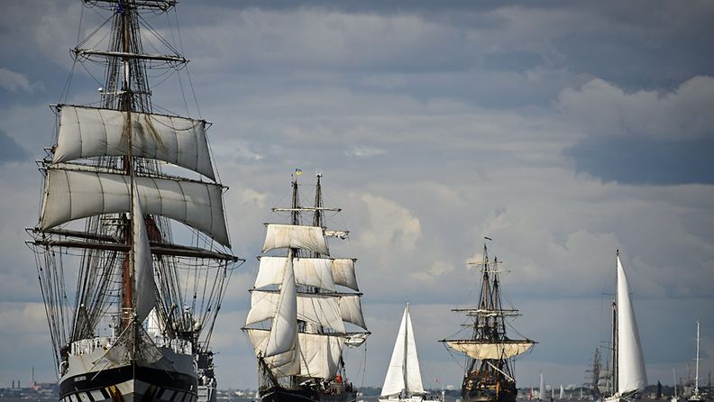 Tall Ships Race -kilpailuun osallistuvat purjeveneet lähtivät Helsingistä 20. heinäkuuta. Purjeveneitä saattoi iso joukko veneitä.