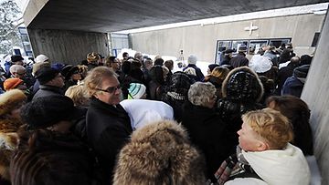 Kari Tapion kaikelle kansalle avoimet hautajaiset pidettiin Espoon Tapiolan kirkossa keskiviikkona 22. joulukuuta 2010.