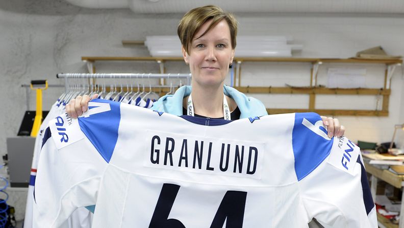 Päivi Vilpas esittelee Mikael Granlundin pelipaitaa paitaompelimossa Hartwall Areenalla Helsingissä.